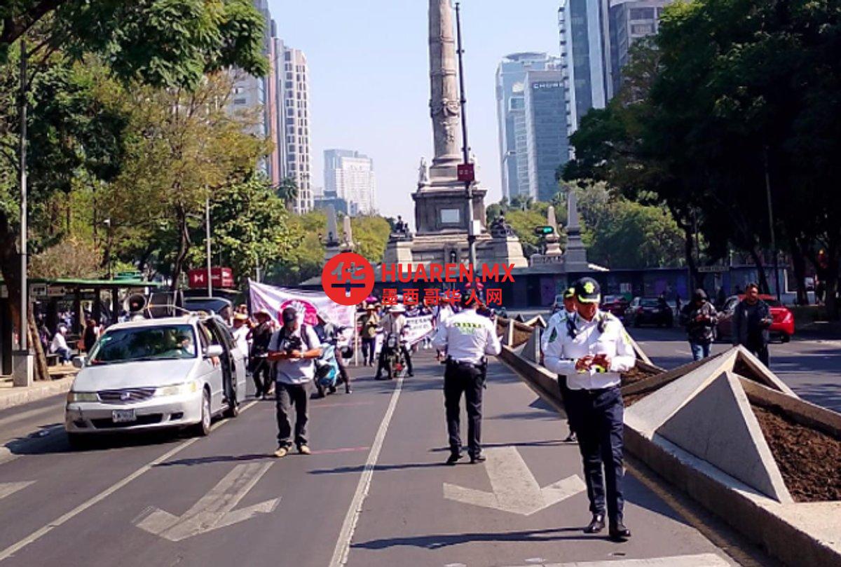 工匠们呼吁在改革大道（Paseo de la Reforma）安装圣诞装饰装置。