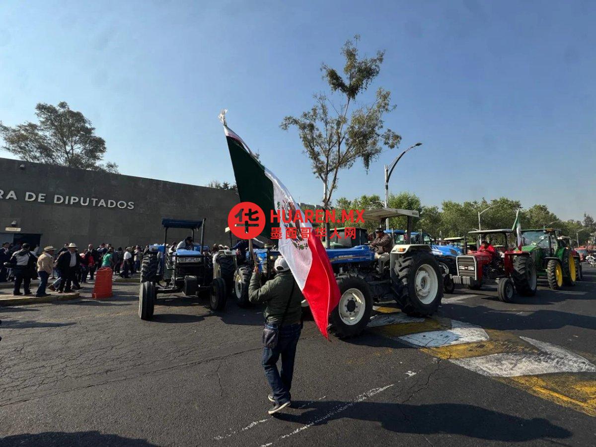 农民们驾驶拖拉机来到众议院抗议水资源法案