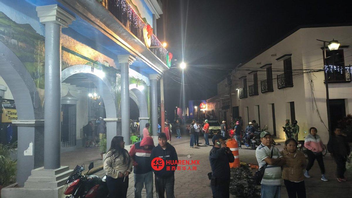 在莫雷洛斯州霍纳卡特佩克,人们焚烧圣诞树以抗议一起儿童和成人被车辆撞倒的事件
