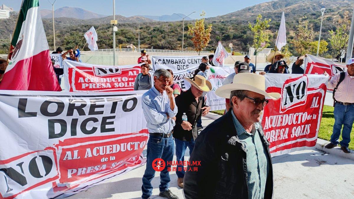 瓜纳华托的农民抗议索利斯水坝的水渠建设