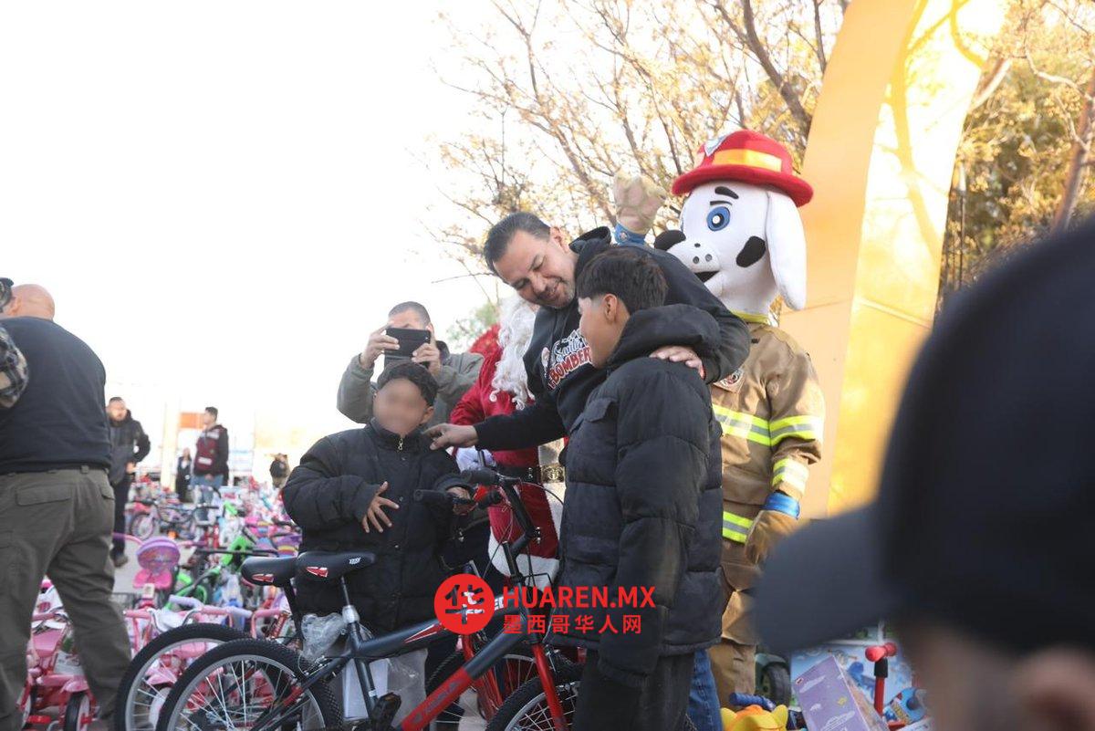 Arranca en Ciudad Juárez la colecta Santa Bombero 2025 con entrega de juguetes