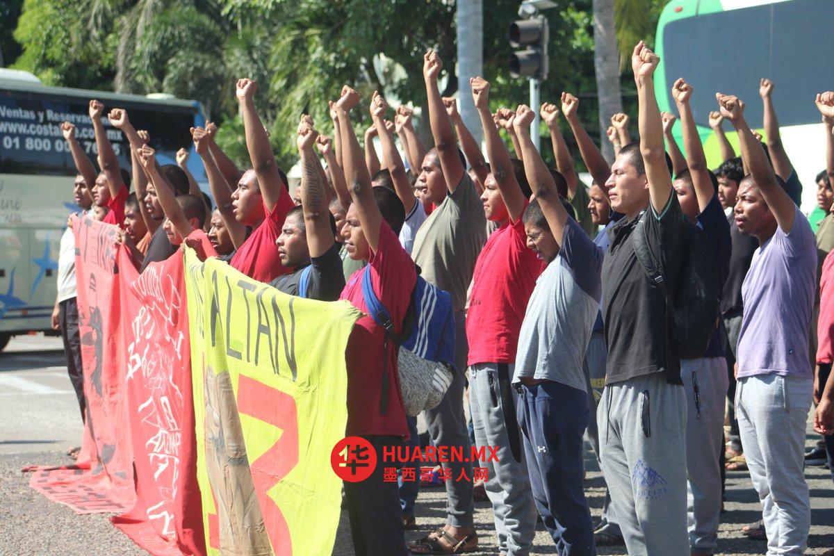Protestan normalistas de Ayotzinapa en Acapulco por los 43 desaparecidos