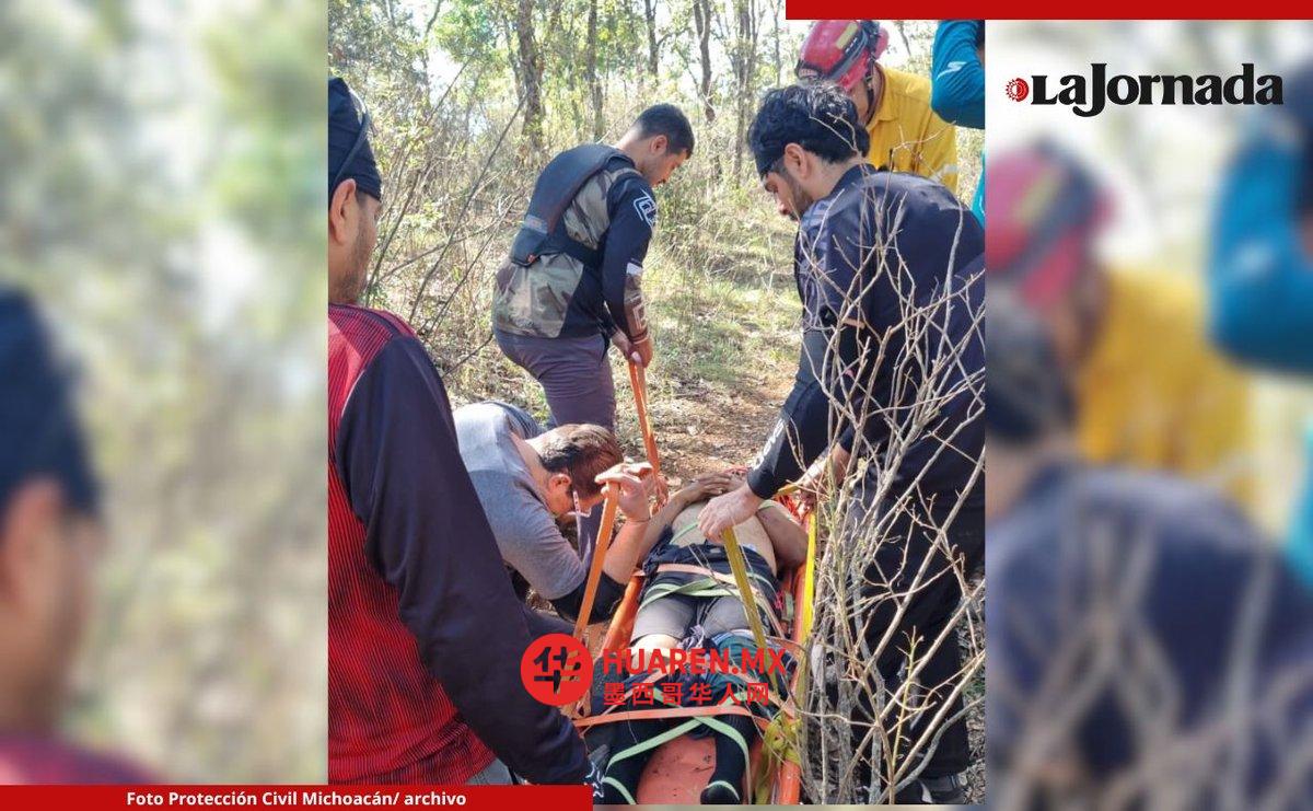 Michoacán: volcadura en la Cañada de los Once Pueblos deja once heridos