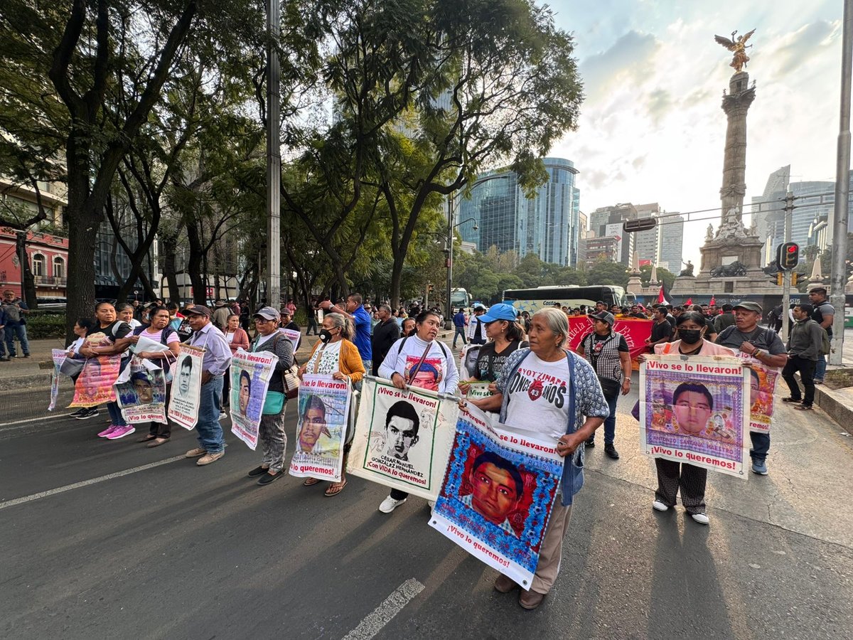 Ayotzinapa事件中的43名学生的家属在与Sheinbaum会面的前夕游行