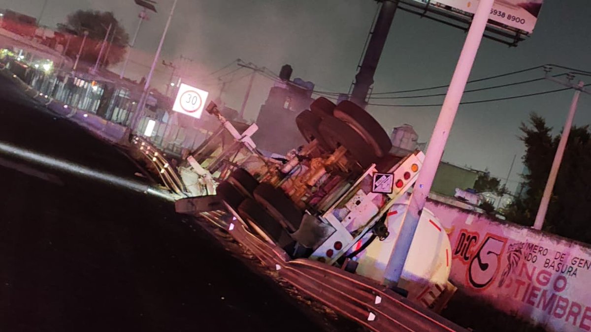 装有盐酸的管道在墨西哥-帕丘卡高速公路上发生泄漏