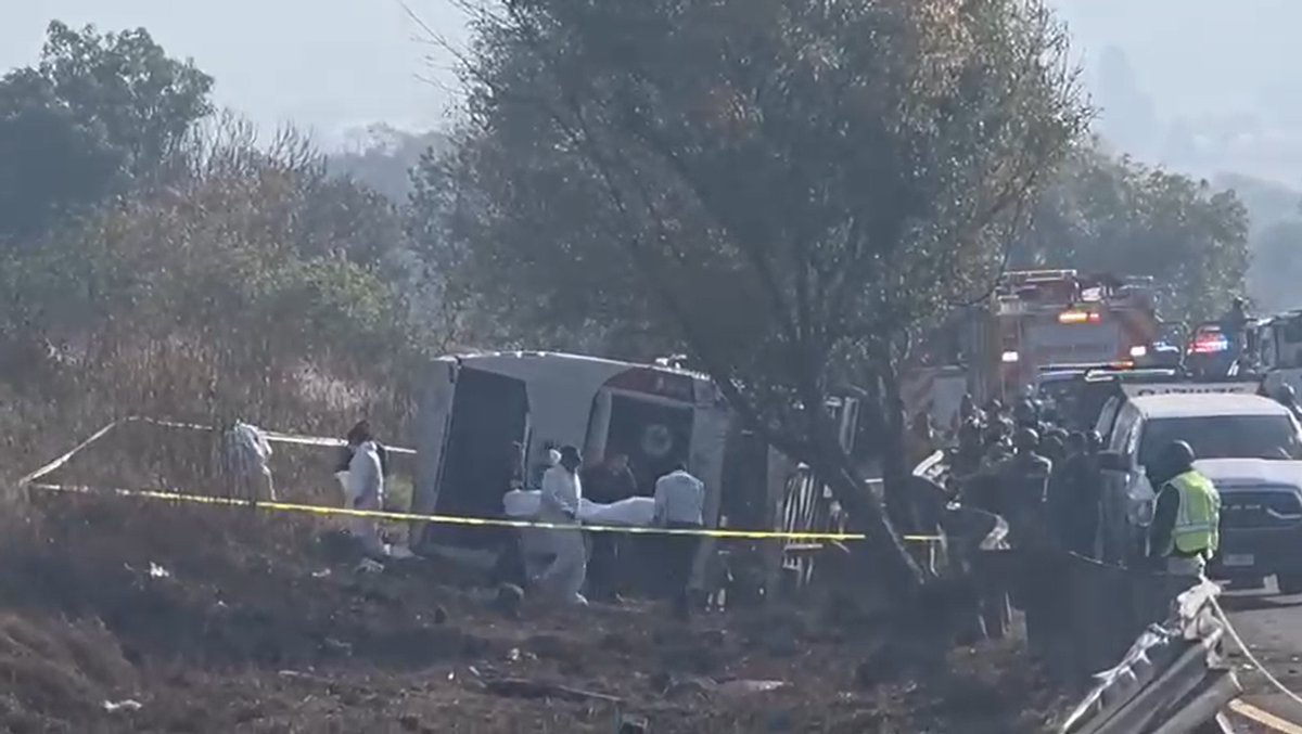 旅游巴士在莫雷利亚-帕茨夸罗公路上发生事故,造成10人死亡