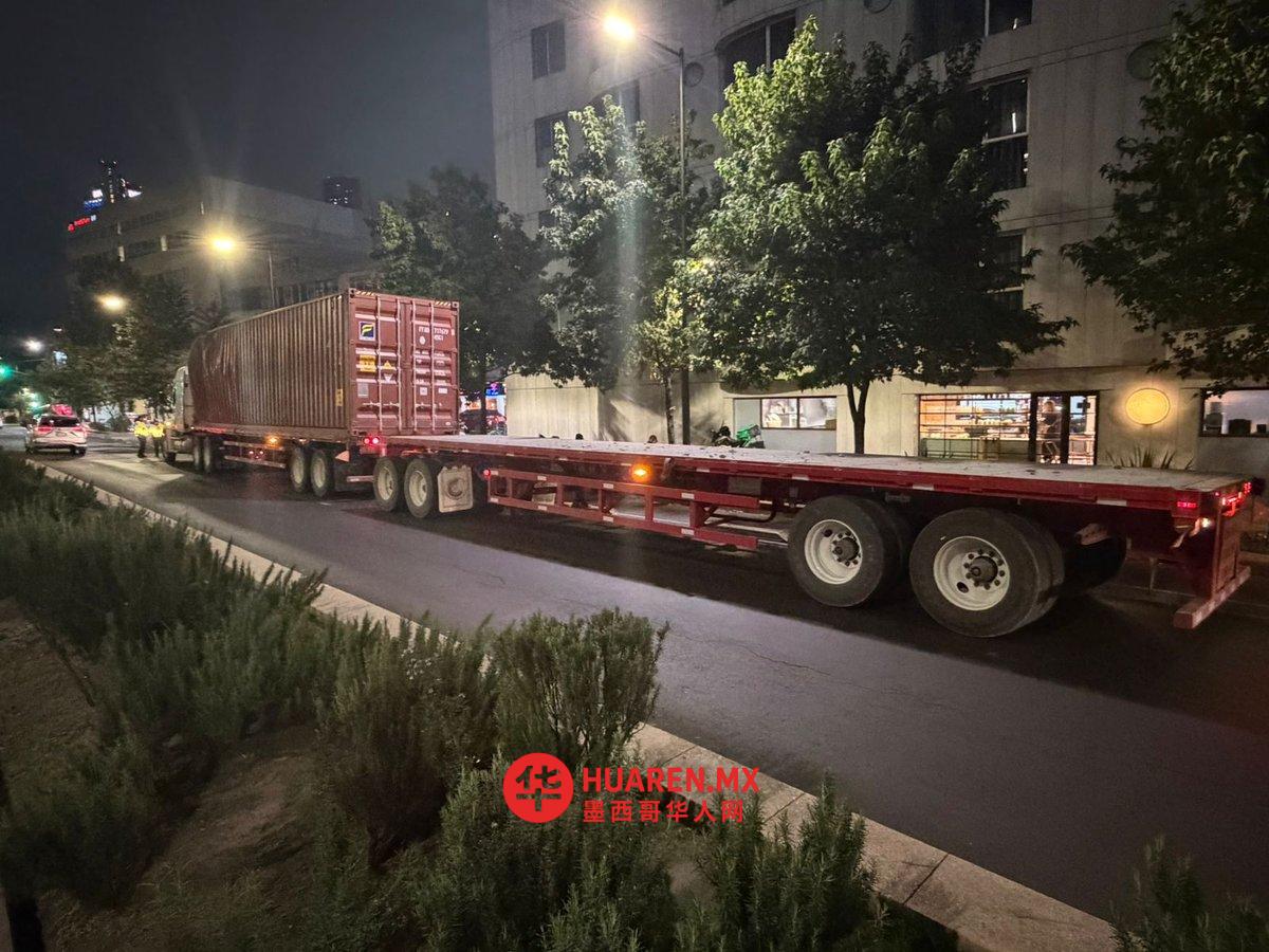 牵引卡车在Insurgentes与Chapultepec低桥处甩脱拖车，现场交通受阻