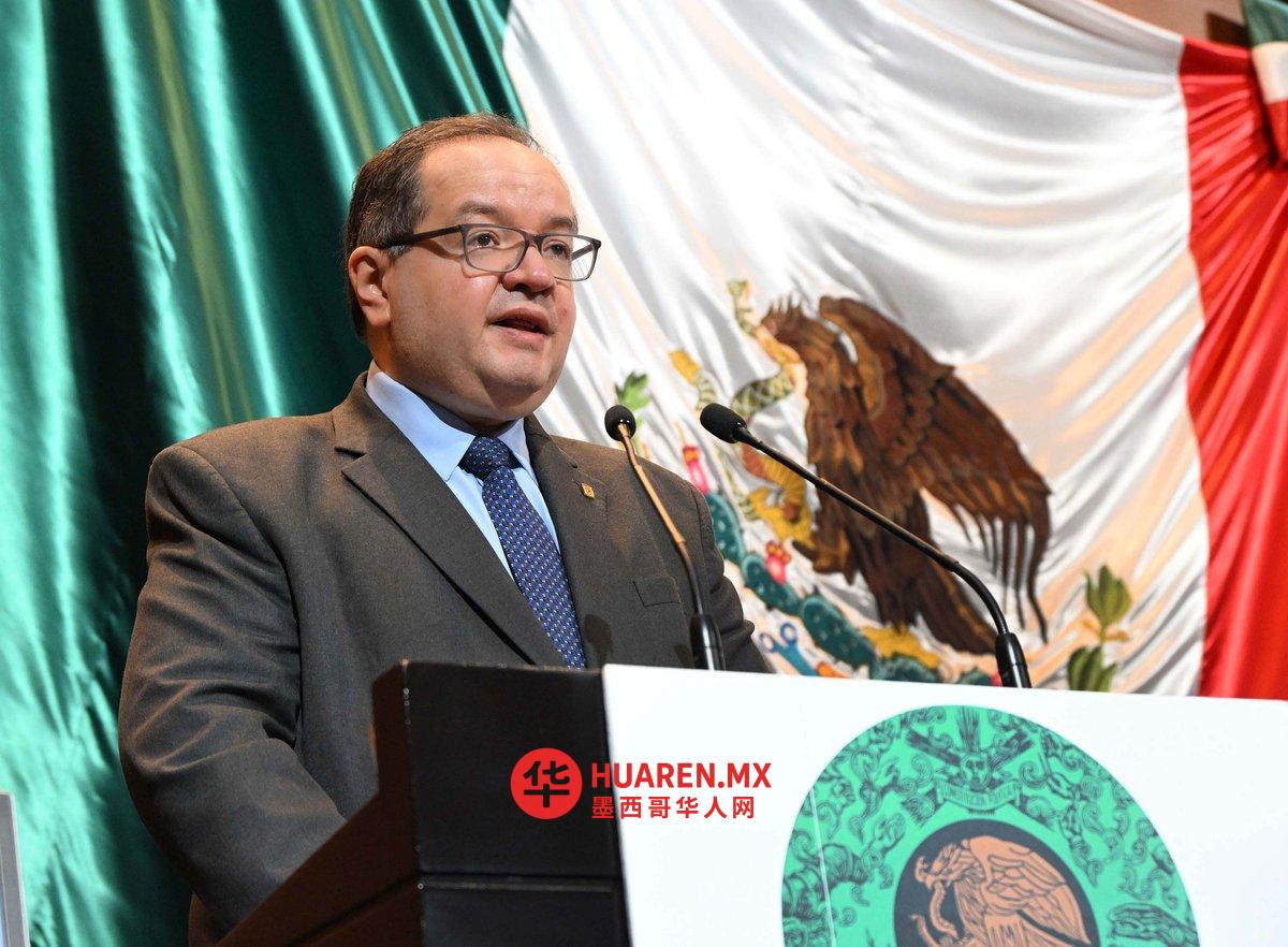 墨西哥国立自治大学（UNAM）校长行使并维护大学自主权