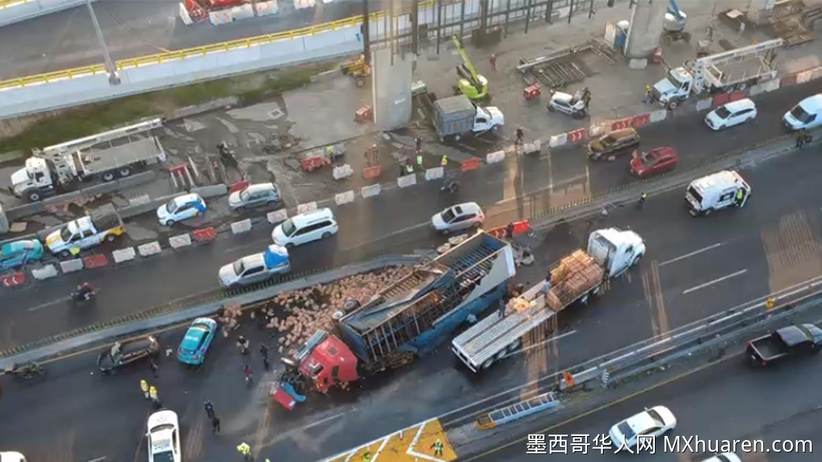 墨西哥城高速今晨发生运水货车侧翻