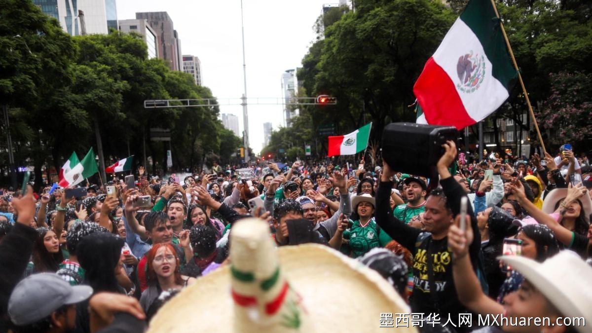 墨西哥球迷聚独立天使纪念碑感谢国家队