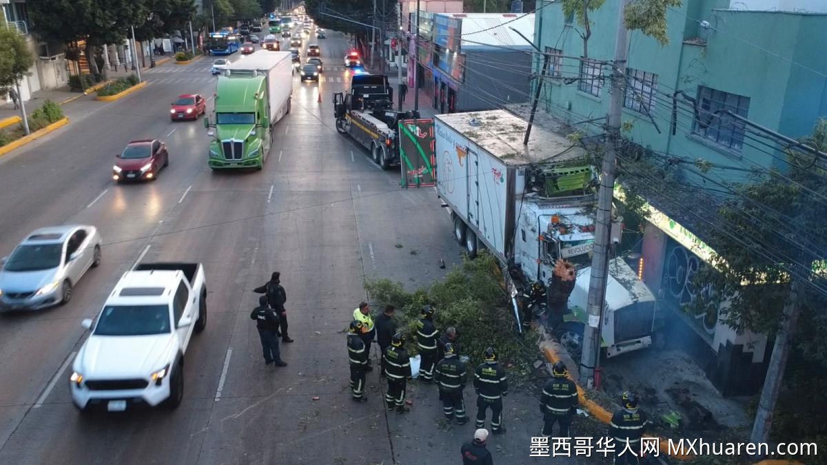 墨西哥城本尼托华雷斯区发生重型货车撞楼事故