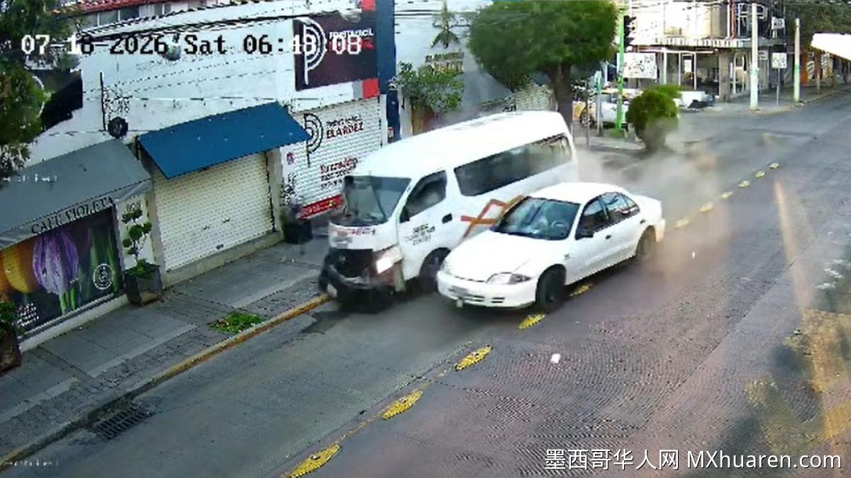 帕丘卡一小汽车与公交车相撞致四人受伤