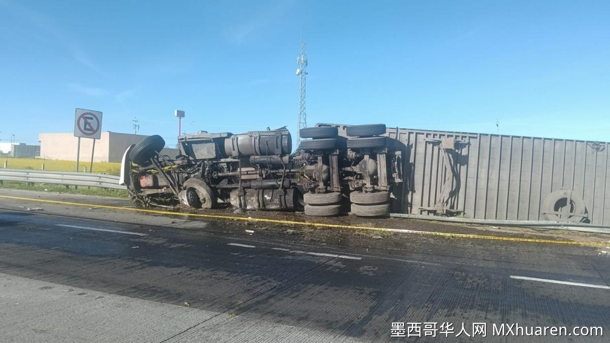 北环公路卡车翻覆 司机当场死亡