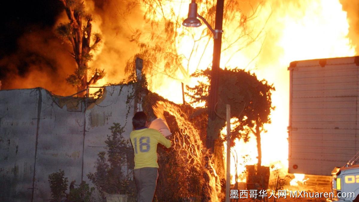 阿波达卡托盘厂火灾蔓延汽车店 11辆汽车被烧毁