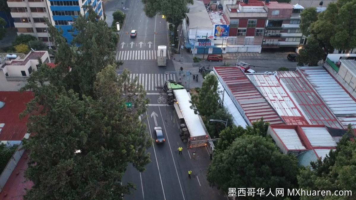 货柜车超速侧翻墨西哥城主干道
