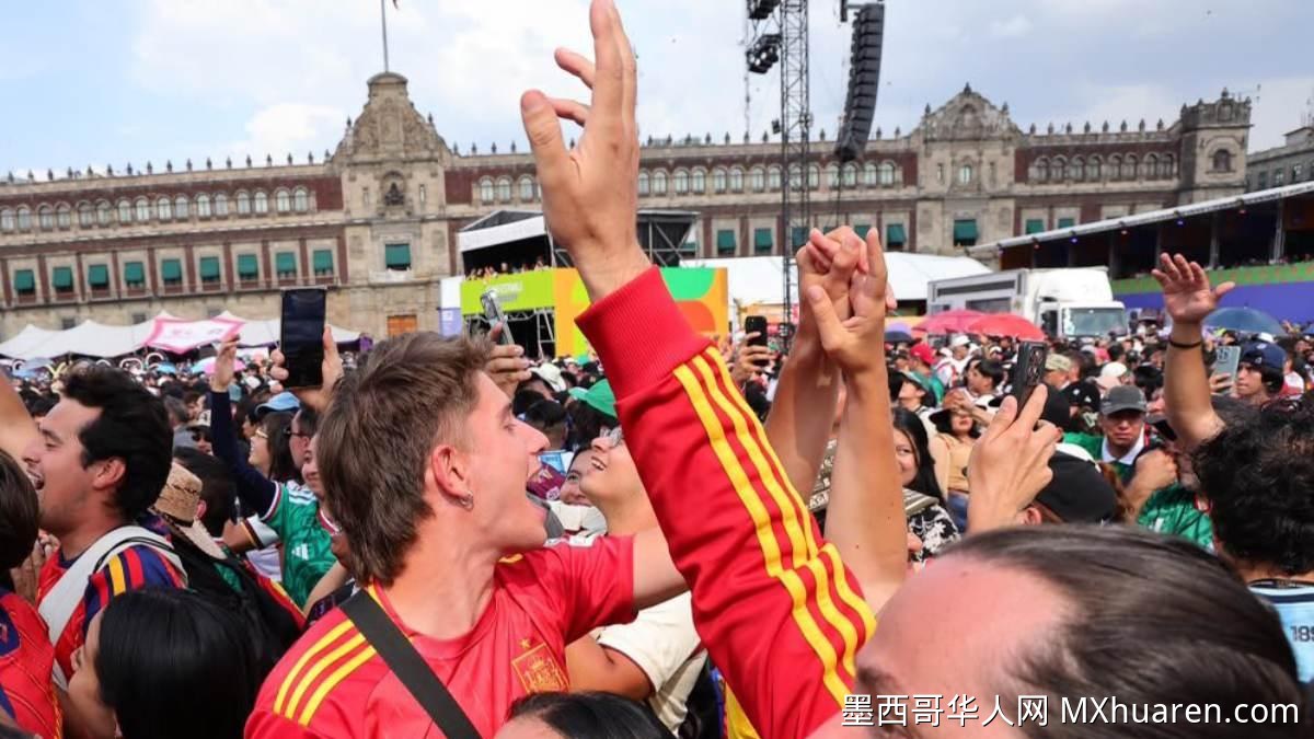 11万球迷齐聚首都大剧院广场观世界杯决赛