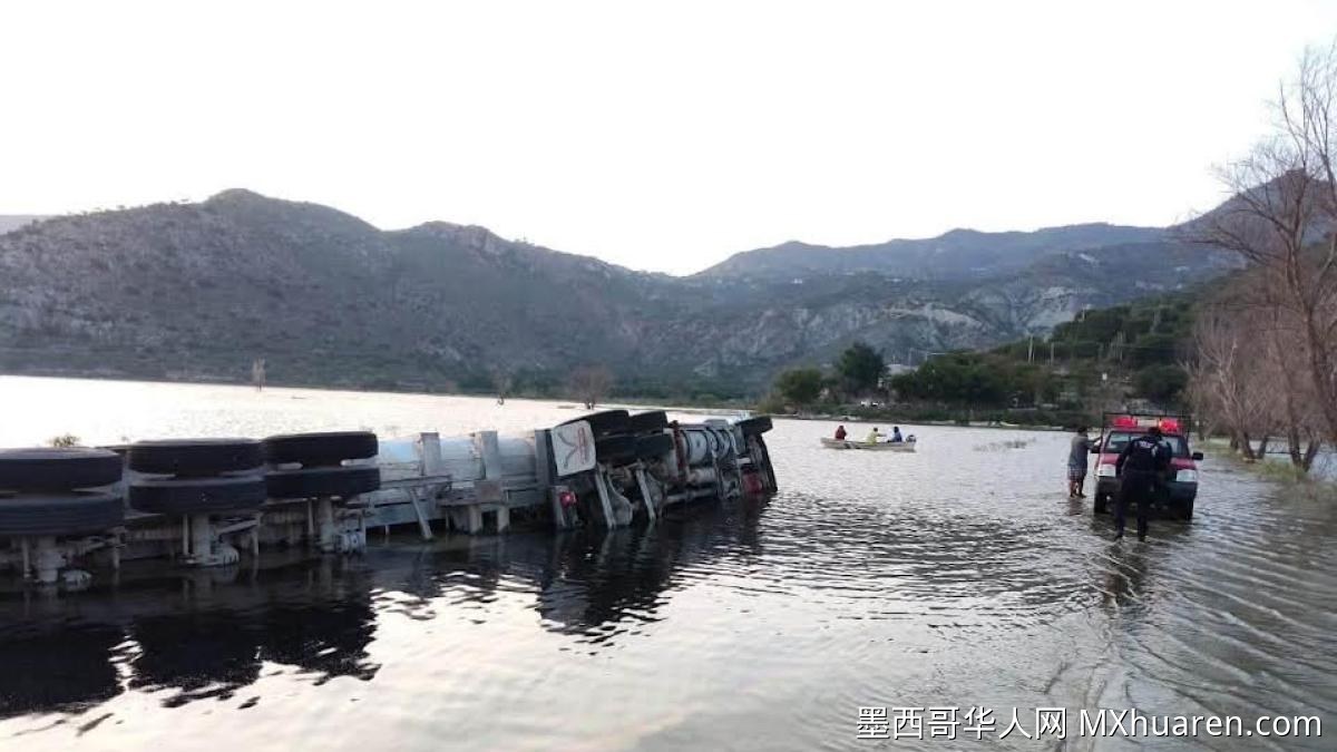 货车强渡积水公路在伊达尔戈翻车
