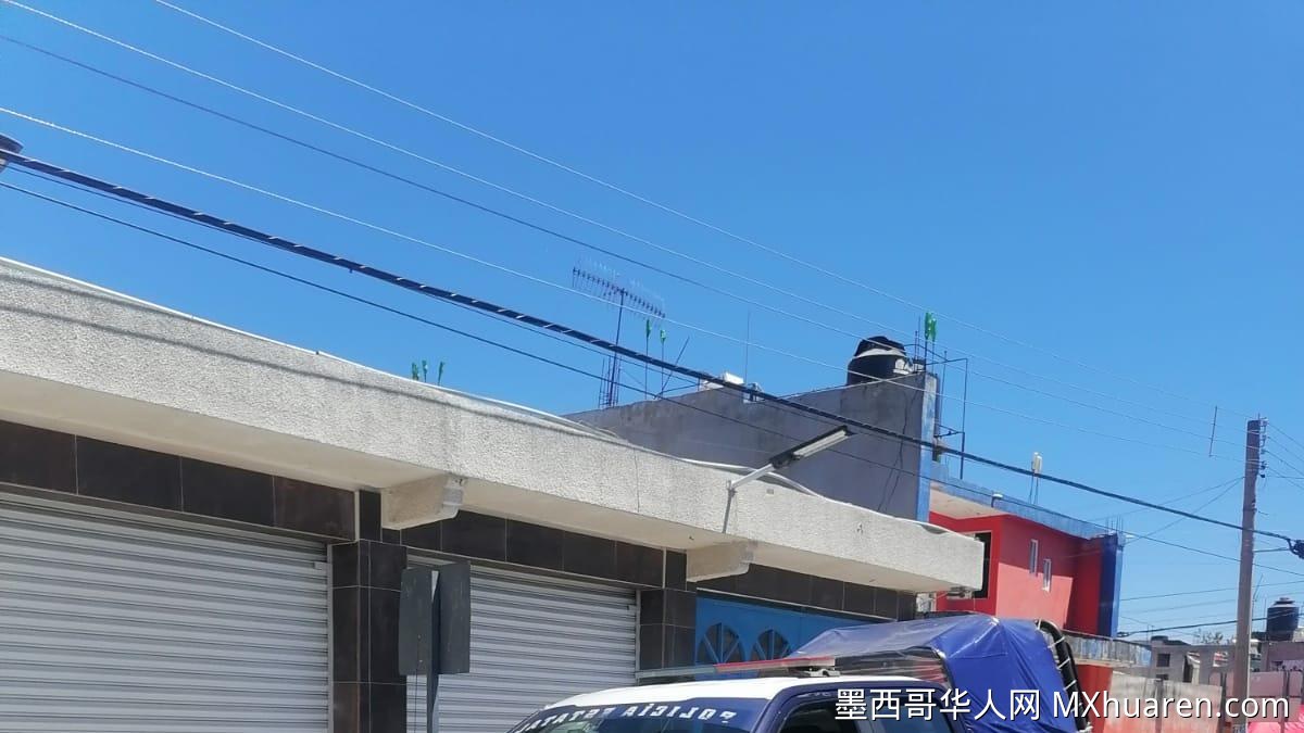 女子教堂行窃被围殴 警方及时介入救人