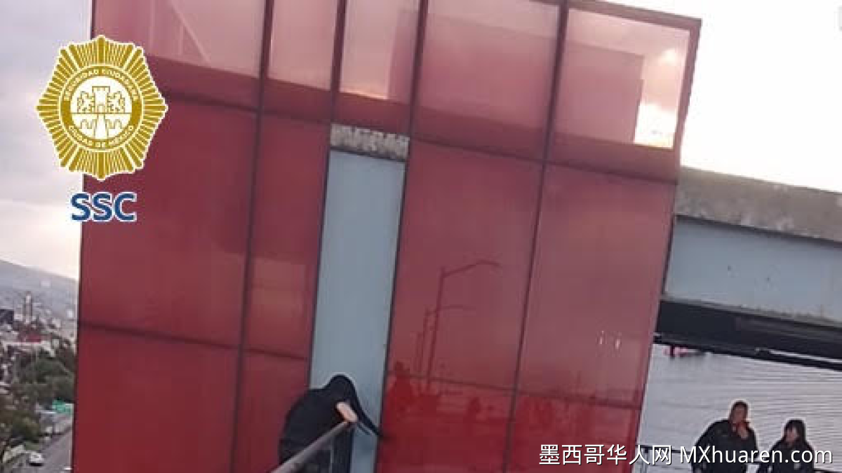 24岁女子欲跳商场天台被救