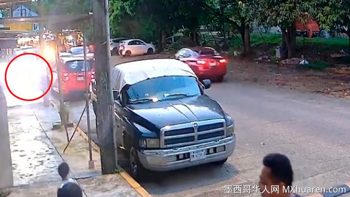墨西哥一皮卡车冲上人行道 险些撞到四口之家