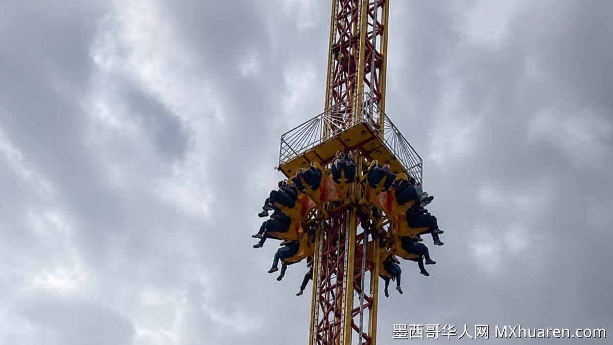 自由落体游乐设施故障 12人被困高空