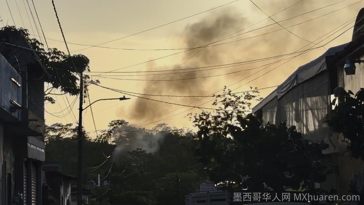 科利马市中心非法烟花仓库起火 居民恐慌无人伤亡