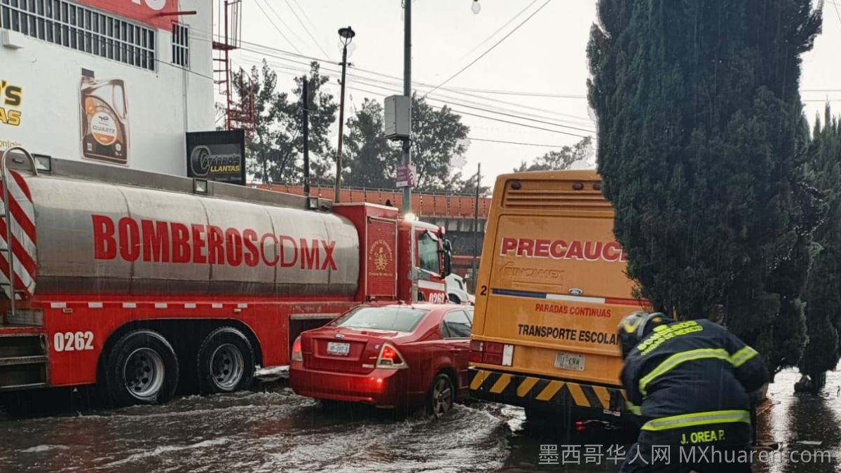 墨西哥城清晨暴雨引发内涝 多地受损严重