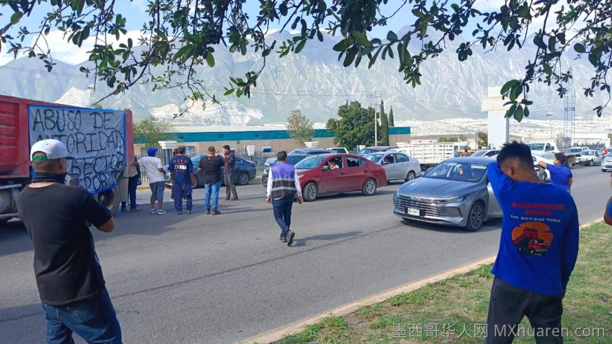 蒙特雷-萨尔蒂约公路爆发抗议封锁 运输工人控诉市政勒索