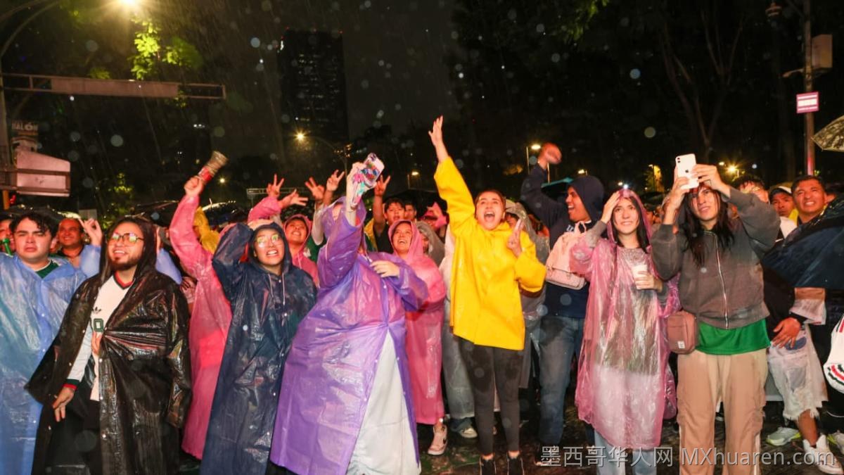 墨西哥城雨战厄瓜多尔！球迷观赛别忘带伞