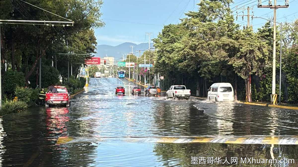 墨西哥城南部伊曼大道暴雨成涝 车辆涉水丢车牌