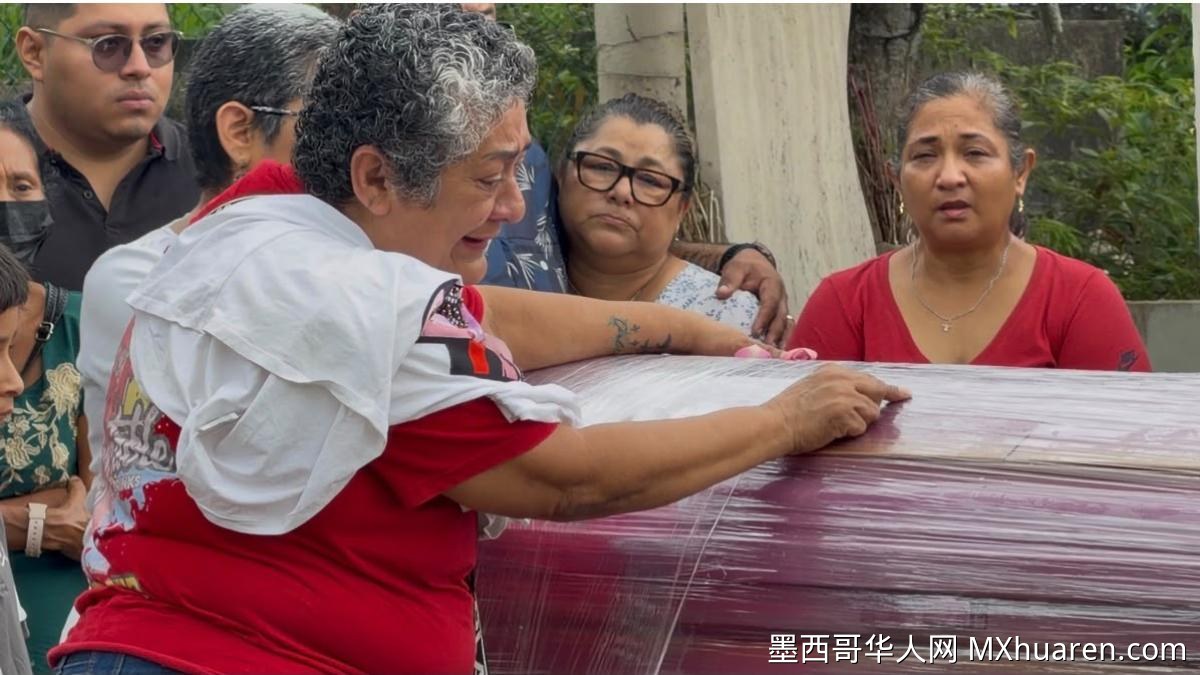 女记者罗克萨娜·古斯曼葬礼 母亲含泪送别