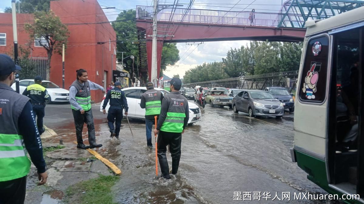伊萨帕拉帕区Ermita大道水管破裂 交通严重受阻