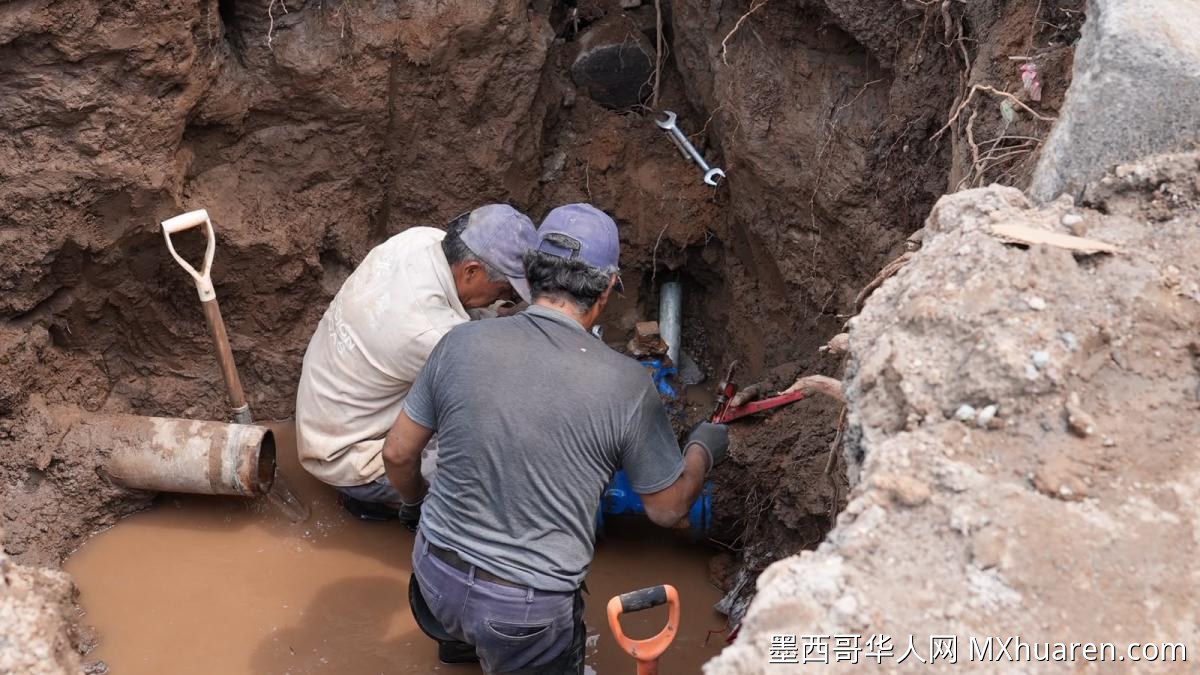 墨西哥城道路裂缝致多处漏水 相关部门紧急修复