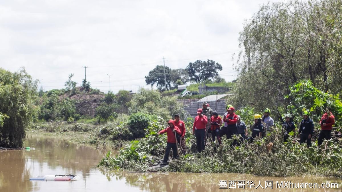 普埃布拉警察执行救援任务时被洪水冲走 直升机加入搜救