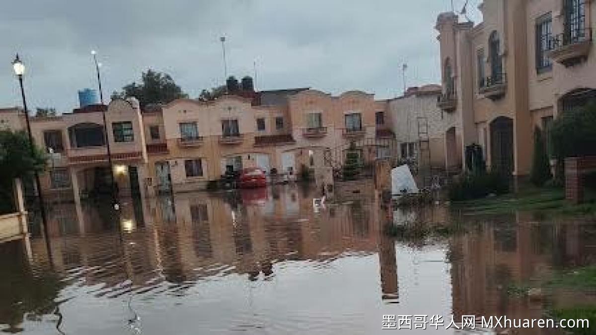 强降雨致墨西哥伊达尔戈州蒂萨尤卡住宅区汽车被淹