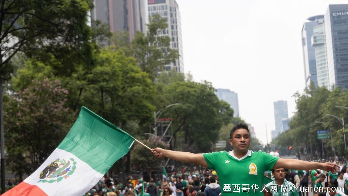 雨中的狂欢！独立天使纪念碑下万众等候墨英大战