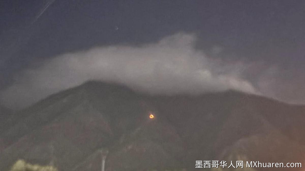 闪电击中山脉引发火灾 新莱昂州消防队夜间监控火情