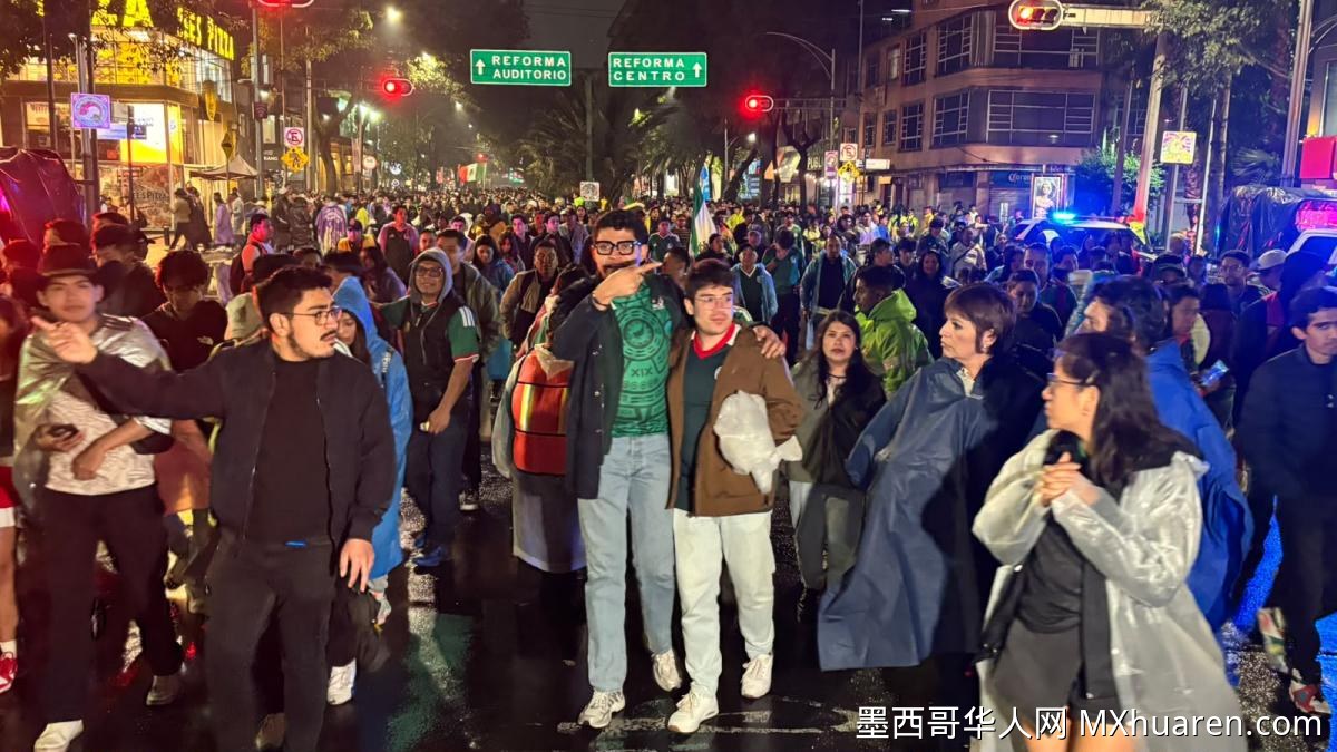 墨西哥球迷挤爆独立纪念碑 雨中观战仍难挽败局