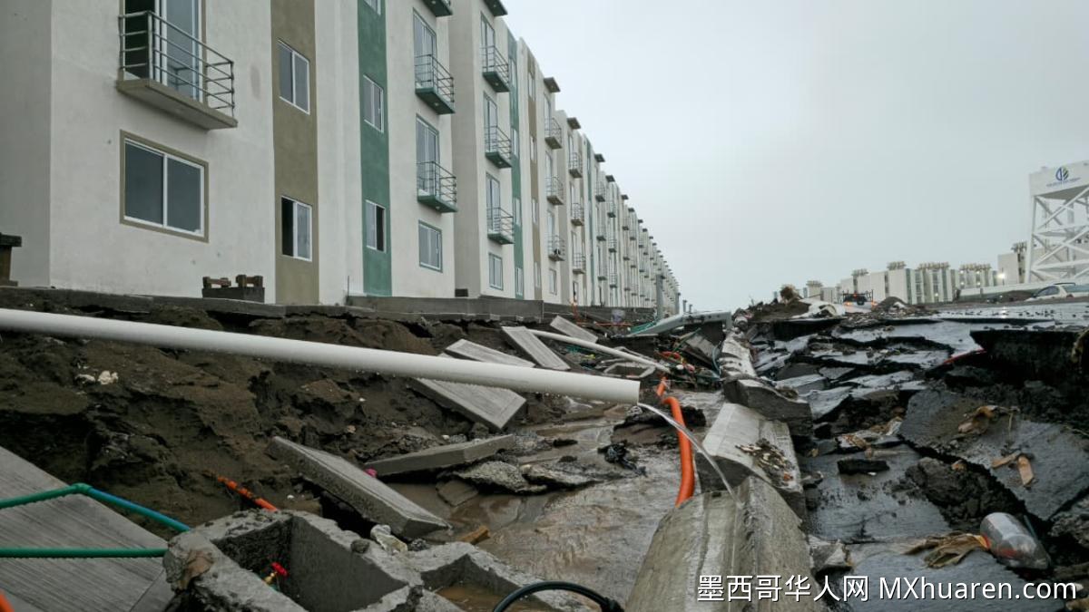 韦拉克鲁斯福利住房前惊现巨坑 人行道井盖尽毁