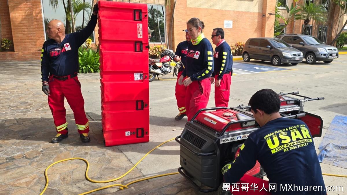 墨西哥红十字USAR救援队继续在科科斯海滩搜救